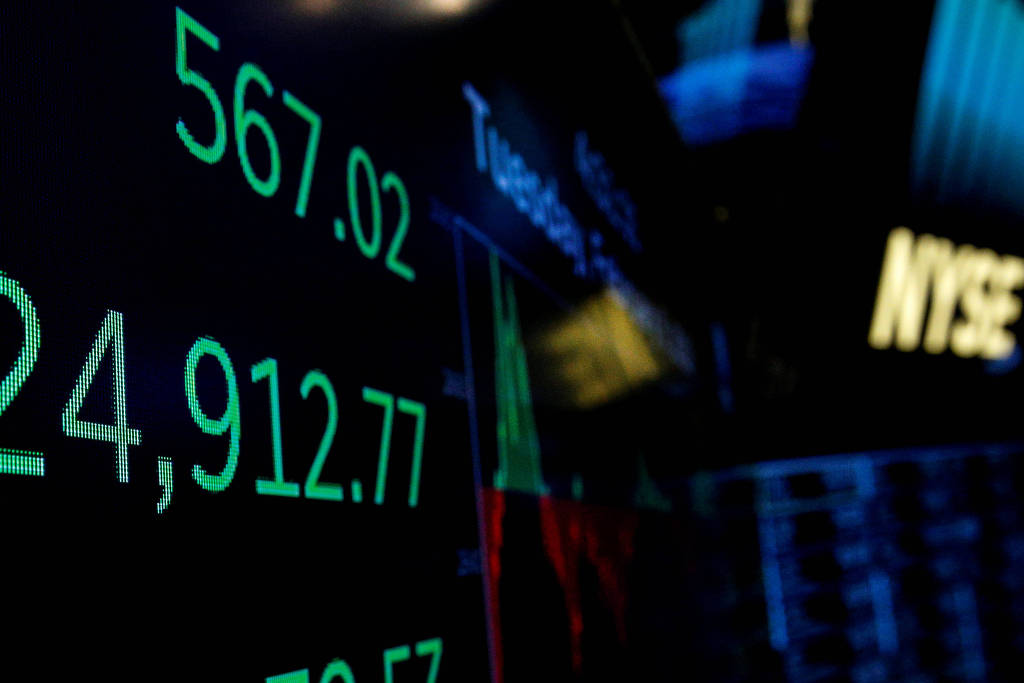 Bolsa sobe 3,3% em ajuste pós-Carnaval; dólar cai para R$ 3,22